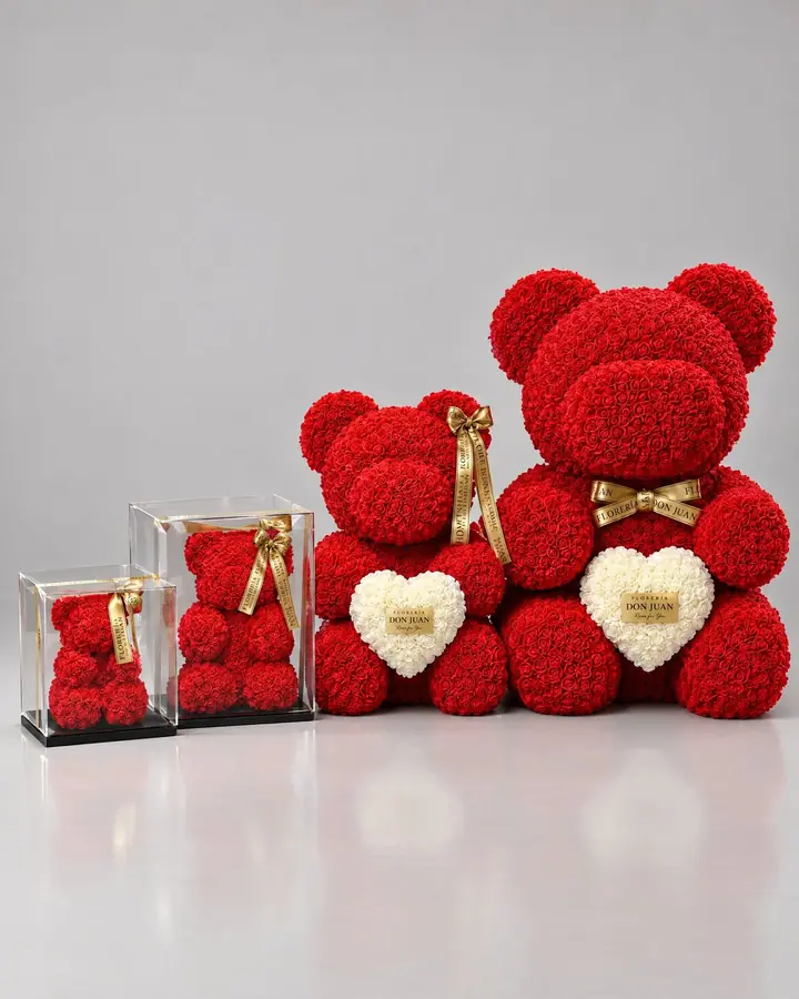 Teddy de lujo en rosas — fotografía studio de la casa