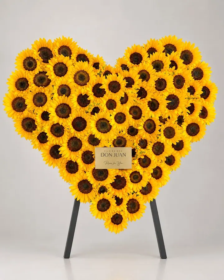Corazón girasoles en madera — Corazones de Florería Don Juan, fotografía studio — vista de frente
