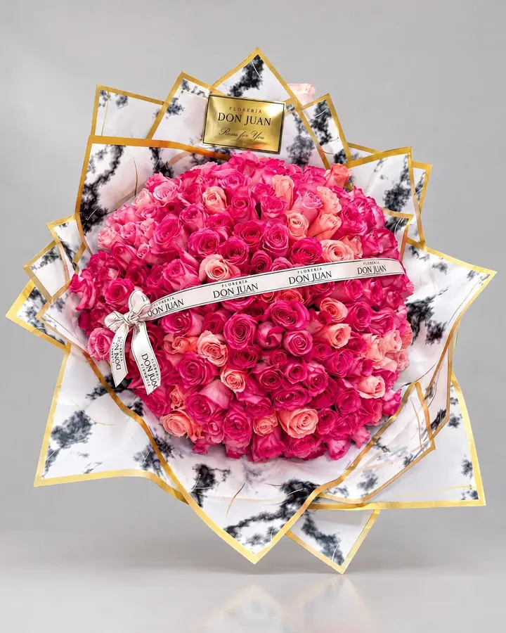 Ramo Buchon y rosado — Ramos y buchones de Florería Don Juan, fotografía studio — vista de frente