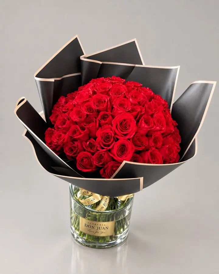 75 rosas en jarrón — Ramos y buchones de Florería Don Juan, fotografía studio