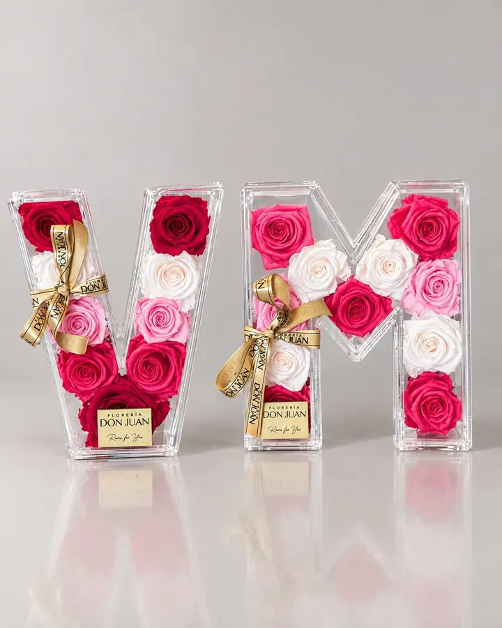 Inicial con rosas preservadas — Iniciales y nombres de Florería Don Juan, fotografía studio