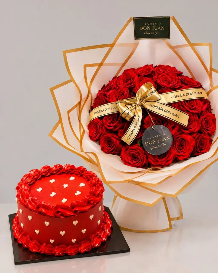 Combo cono de rosas y torta — Combos de celebración de Florería Don Juan, fotografía studio — vista de frente
