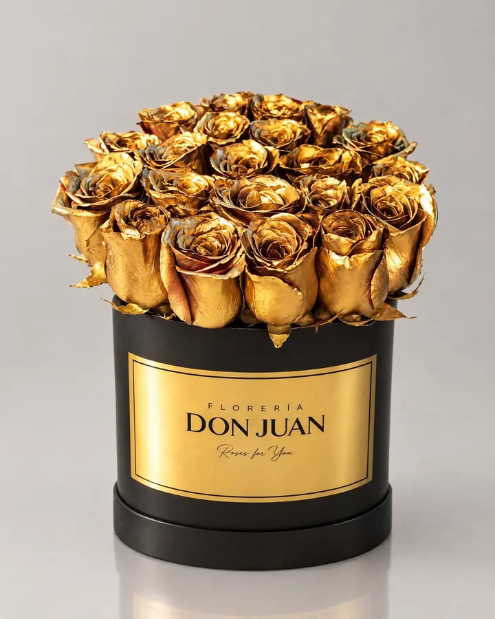 Cilindro en rosas baño dorado — Ramos y buchones de Florería Don Juan, fotografía studio — vista de frente