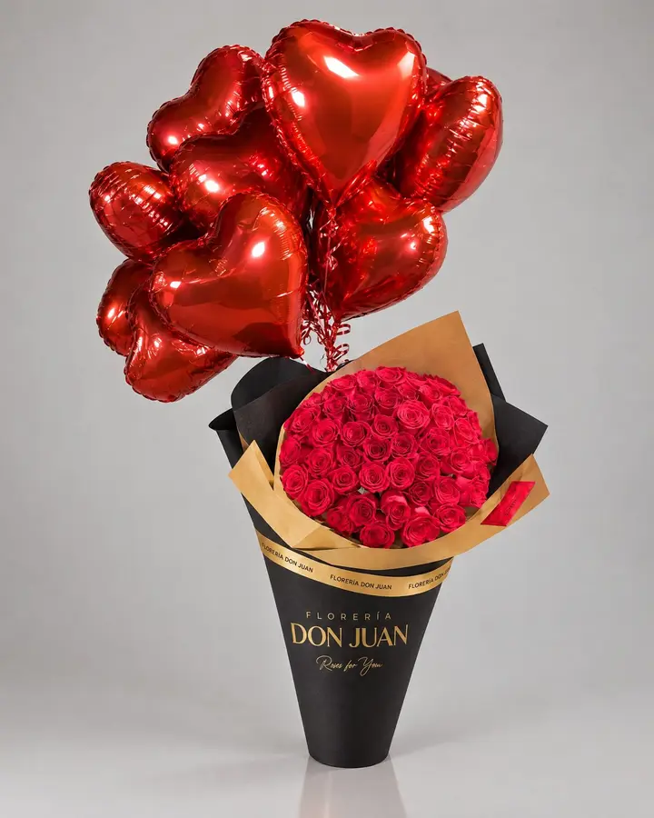 Cono de 50 rosas y 10 globos con helio — Ramos y buchones de Florería Don Juan, fotografía studio