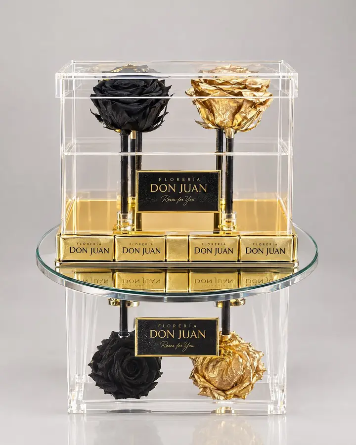 Caja dorada de 4 rosas Deluxe — Rosas eternas de Florería Don Juan, fotografía studio — vista de frente